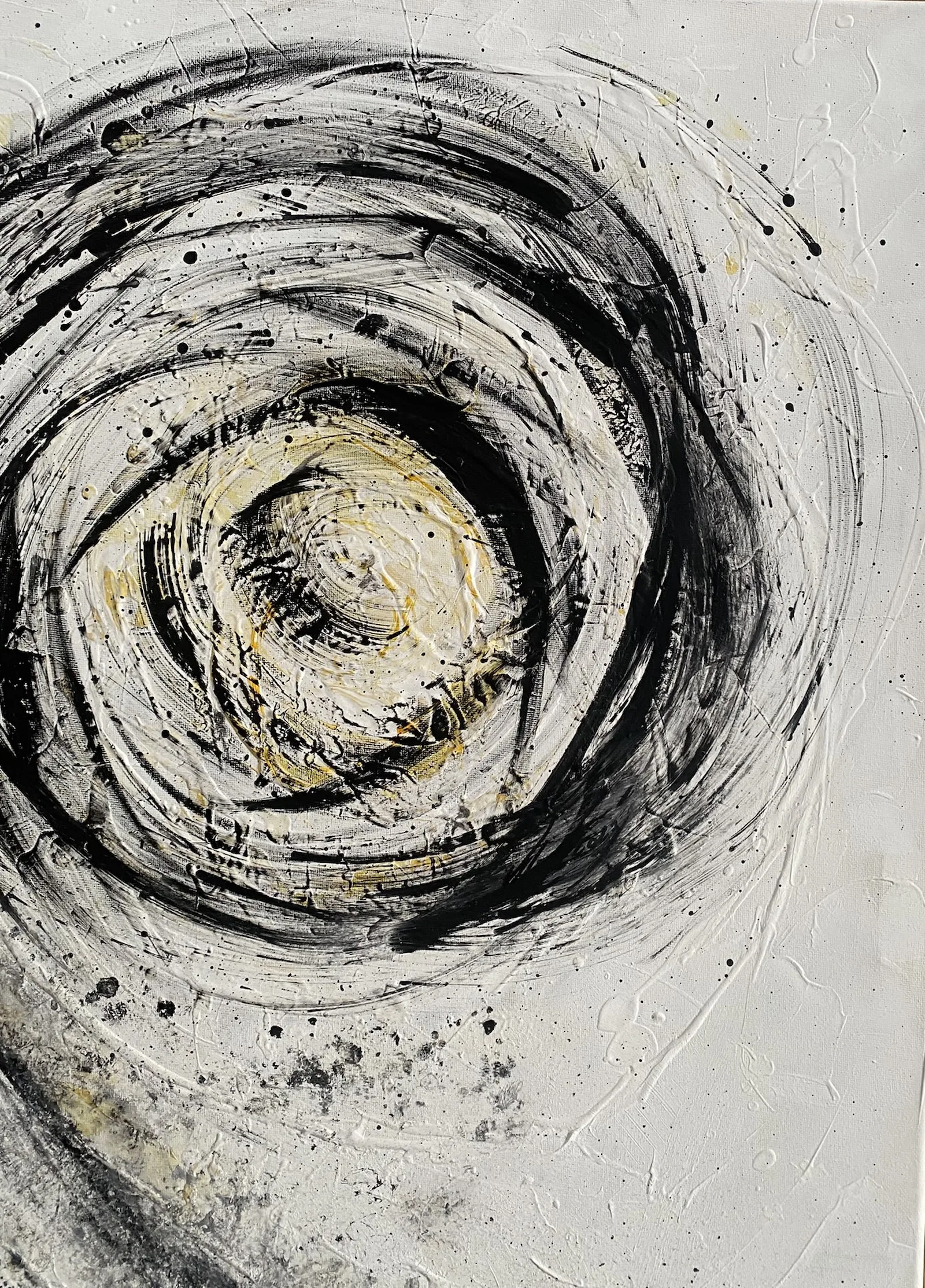 apstraktni motiv crnožutog vrtloga na bijeloj pozadini, akril na platnu