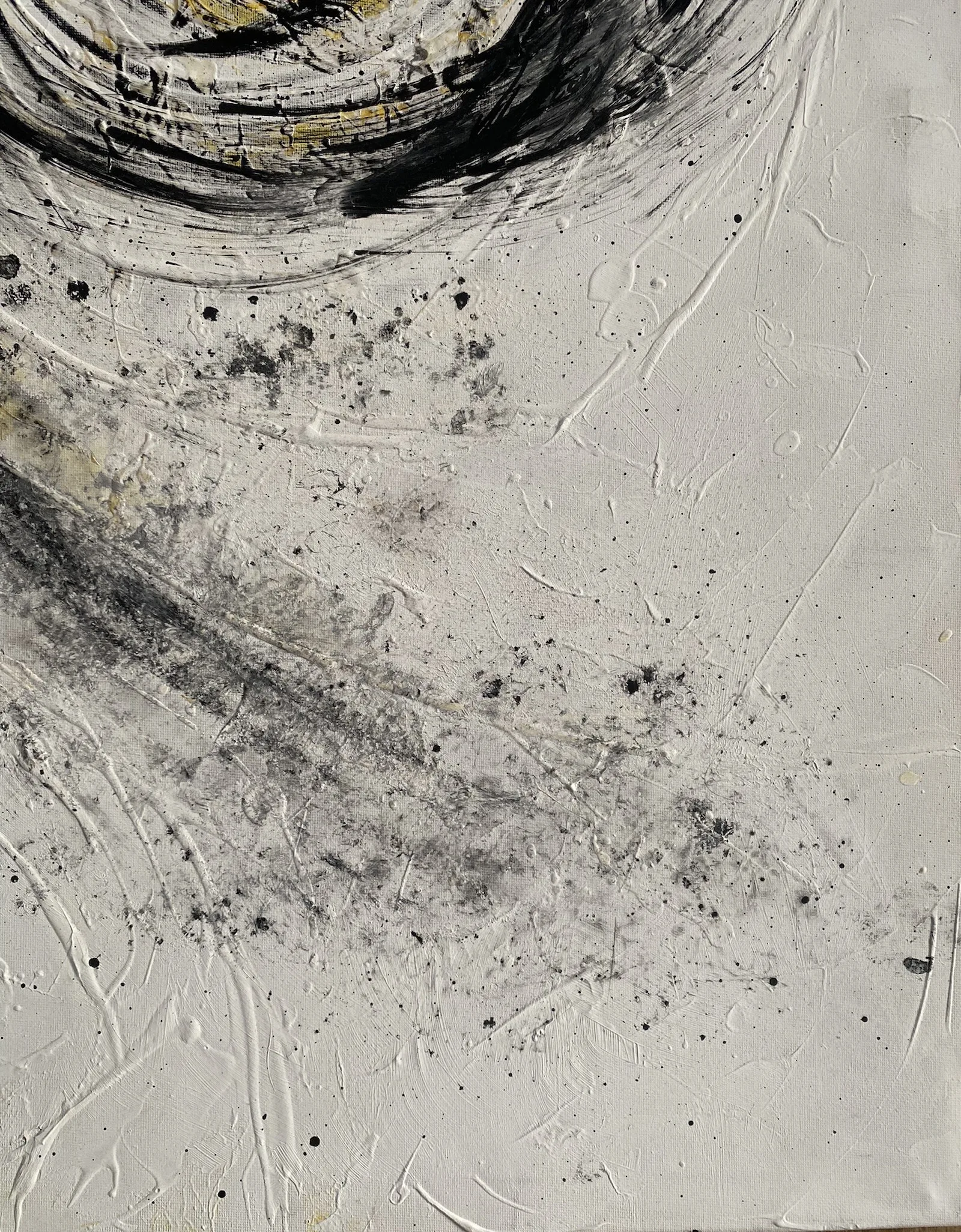 apstraktni motiv crnožutog vrtloga na bijeloj pozadini, akril na platnu