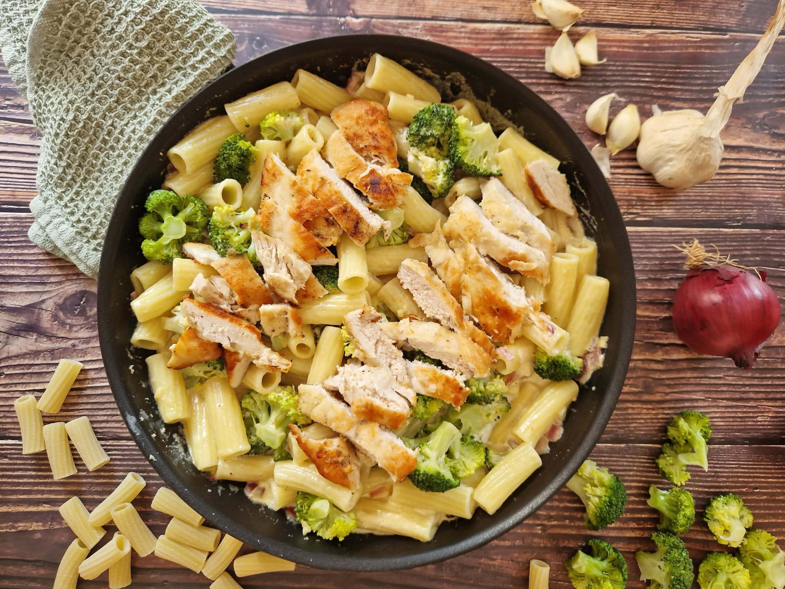 Nudelpfanne Hähnchenbrustfilet mit Brokkoli