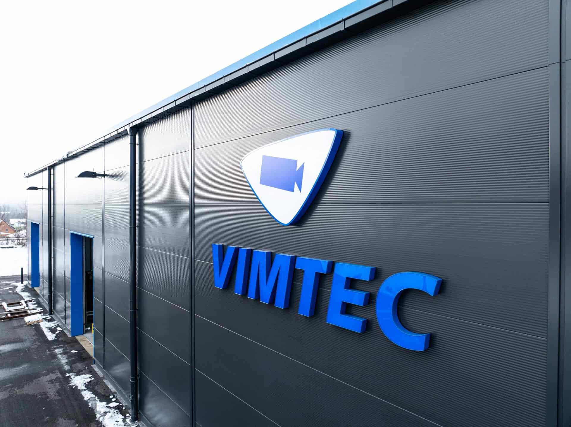 Die halle von Vimtec von außen mit dem Logo an der Außenseite