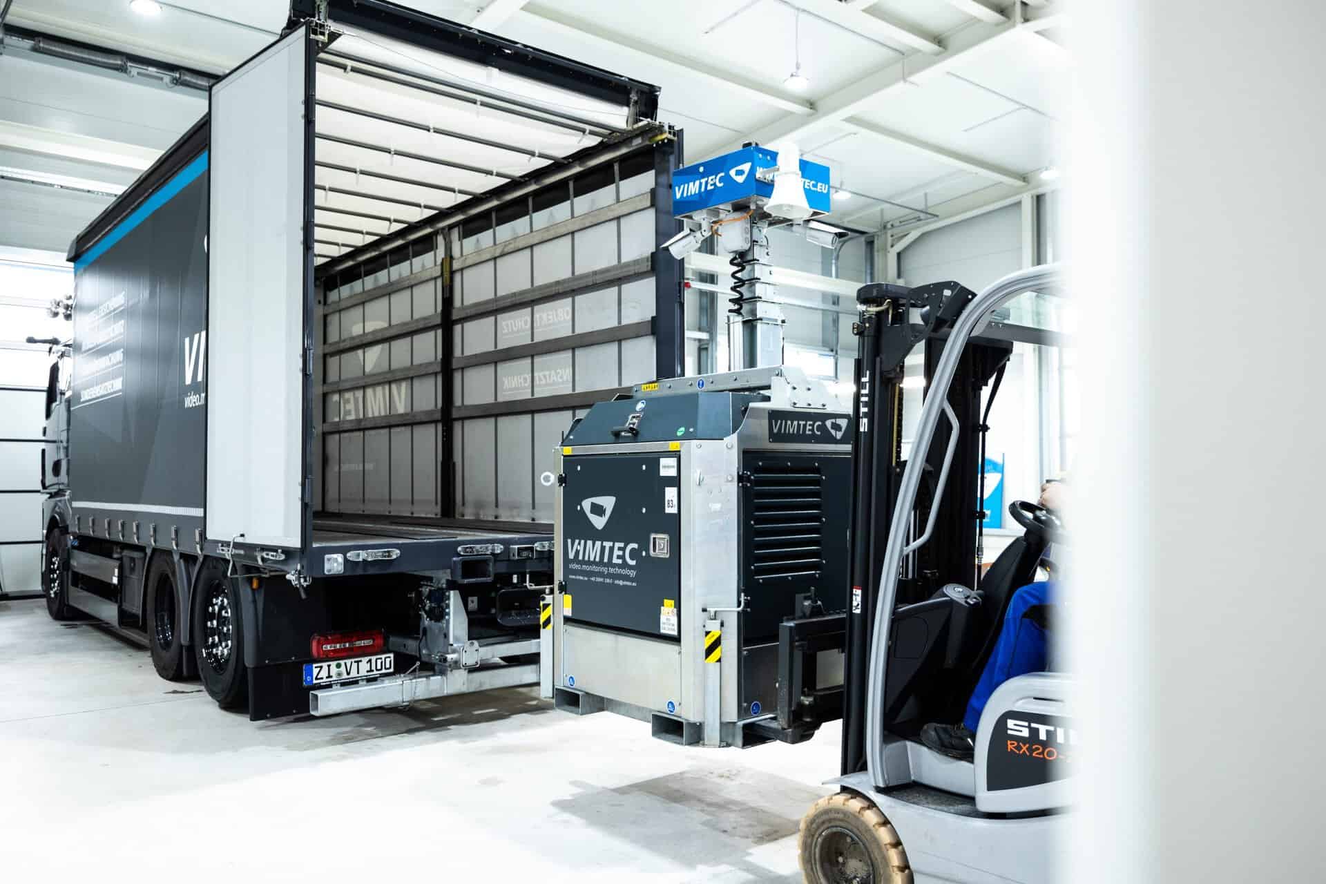 Ein VIMTEC Videoturm wird mit einem Gabelstapler in den LKW eingeladen