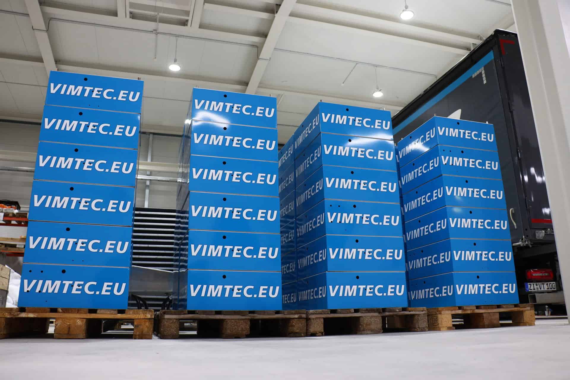 kameraturm baustelle gelagert im Eingang der Halle