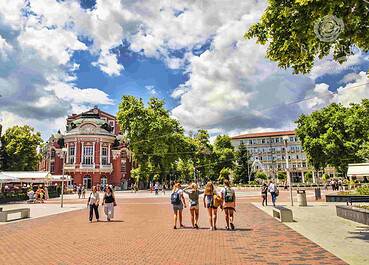 Summer evening free walking tours in English