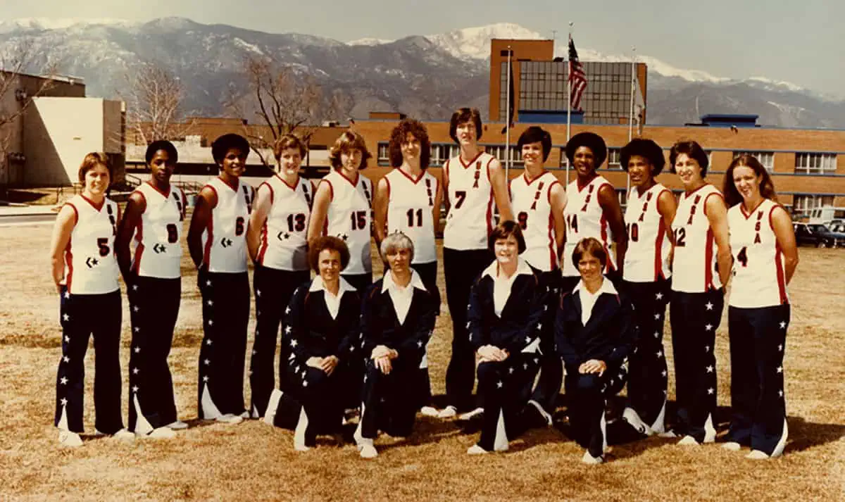 Description: A women's basketball team posing in front of a mountain. Description: A women's basketball team posing in front of a mountain.