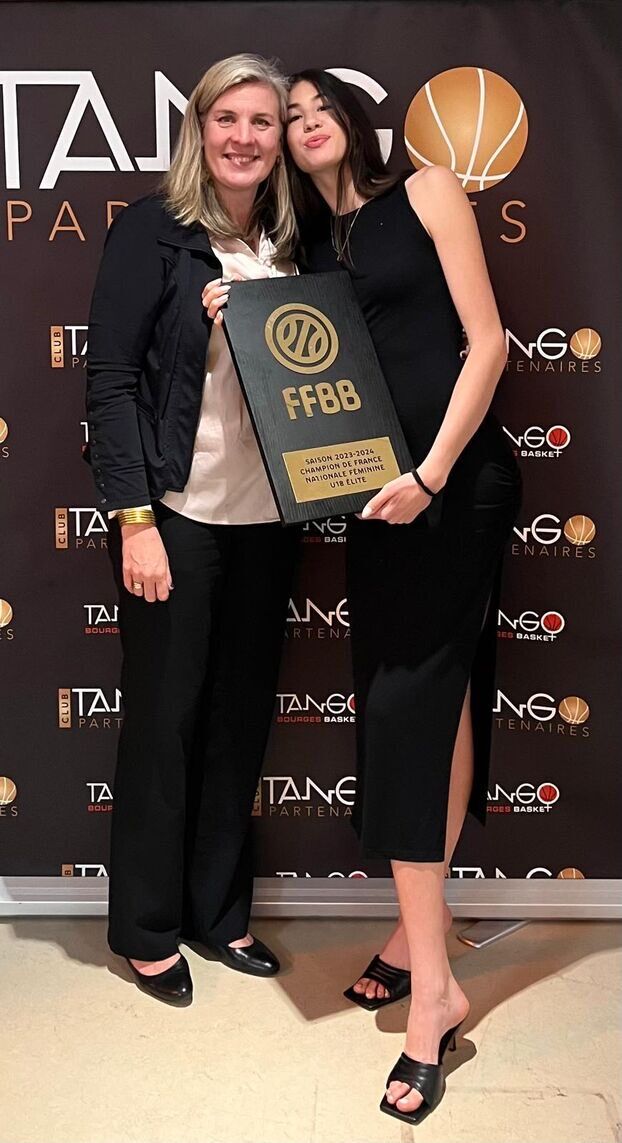 Image for the Tweet beginning: South Carolina WBB’s newest player,