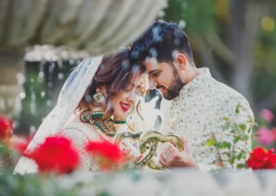 cinecrown-indian-wedding-photographers-couple-behind-fountain