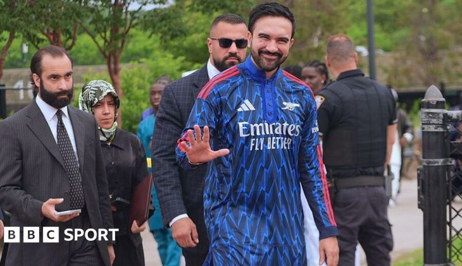 NYC Mayor Shows Off Arsenal Pride