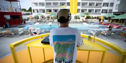Música cada fin de semana en la piscina de Ryans Lola's