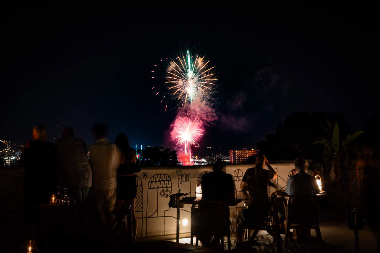 Disfruta de los fuegos artificiales de Sant Bartomeu en Las Mimosas Ibiza