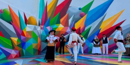Okuda San Miguel transforma el corazón de San Antonio en un paseo de color y libertad