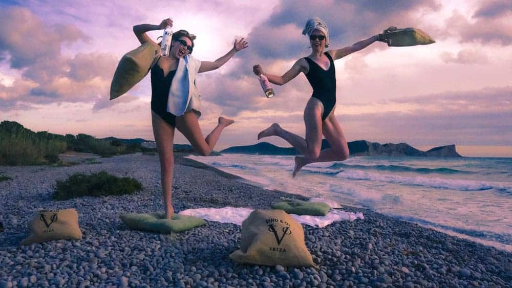 ¿Preparado para el primer baño del año en Ibiza con Vino&Co?
