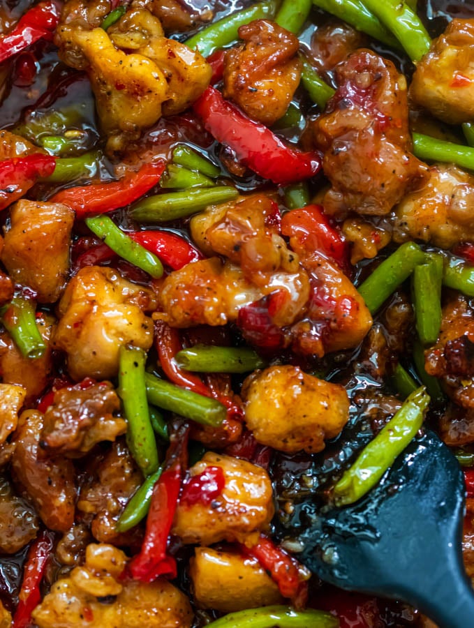 a skillet of chicken and green beans