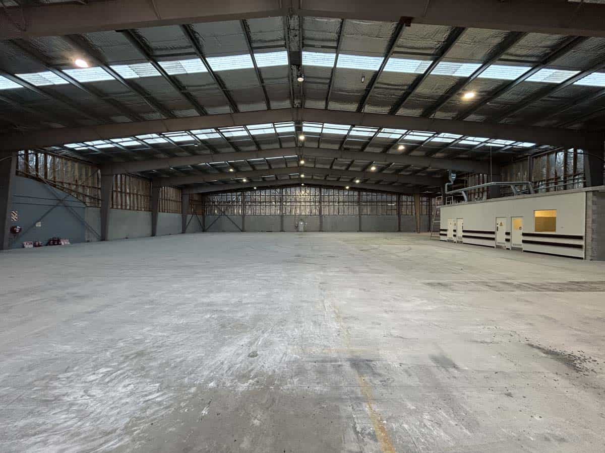 Large industrial warehouse with high ceilings and ample space.