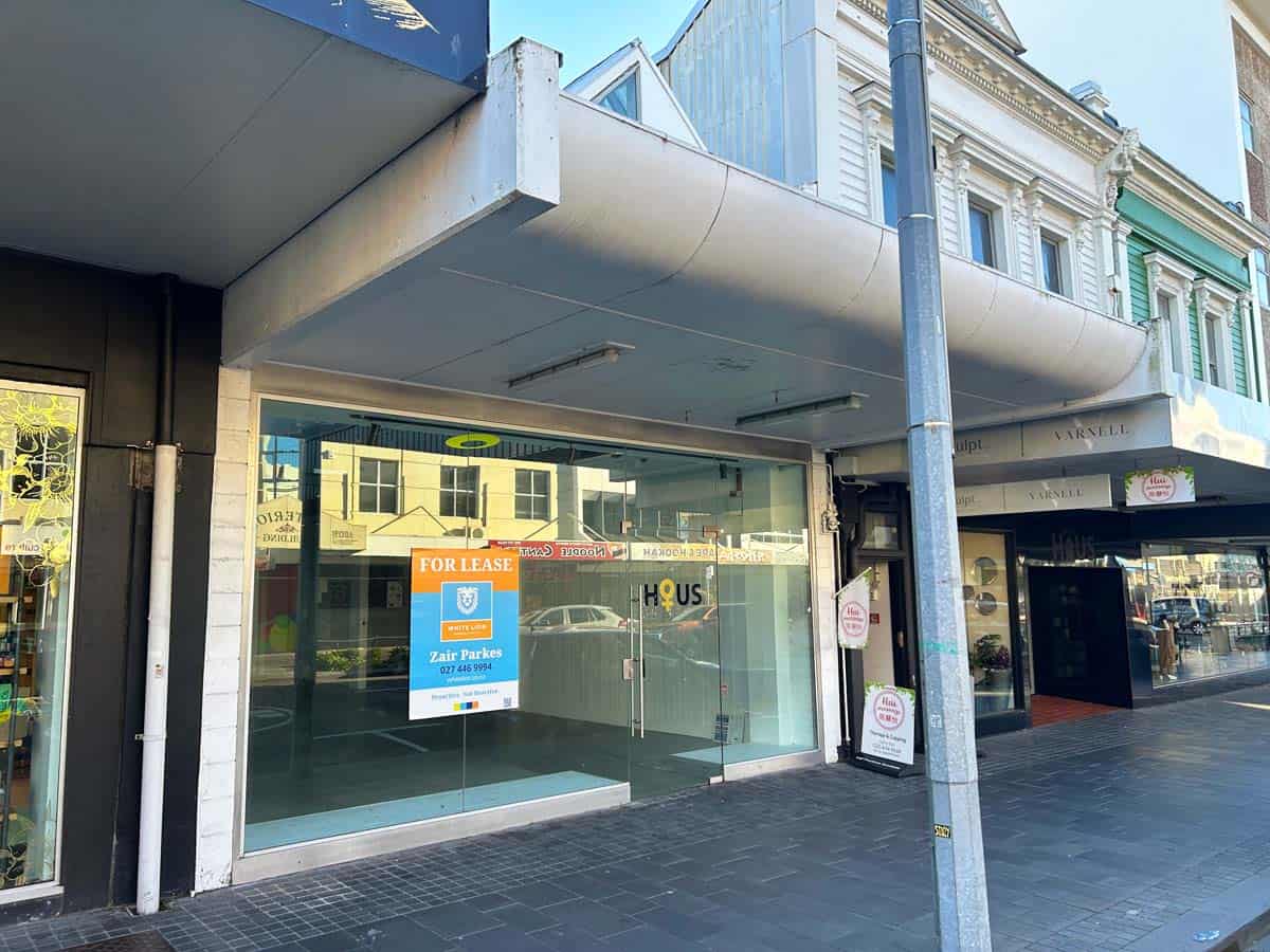 Empty retail shop front in Auckland city center with "For Lease" sign.