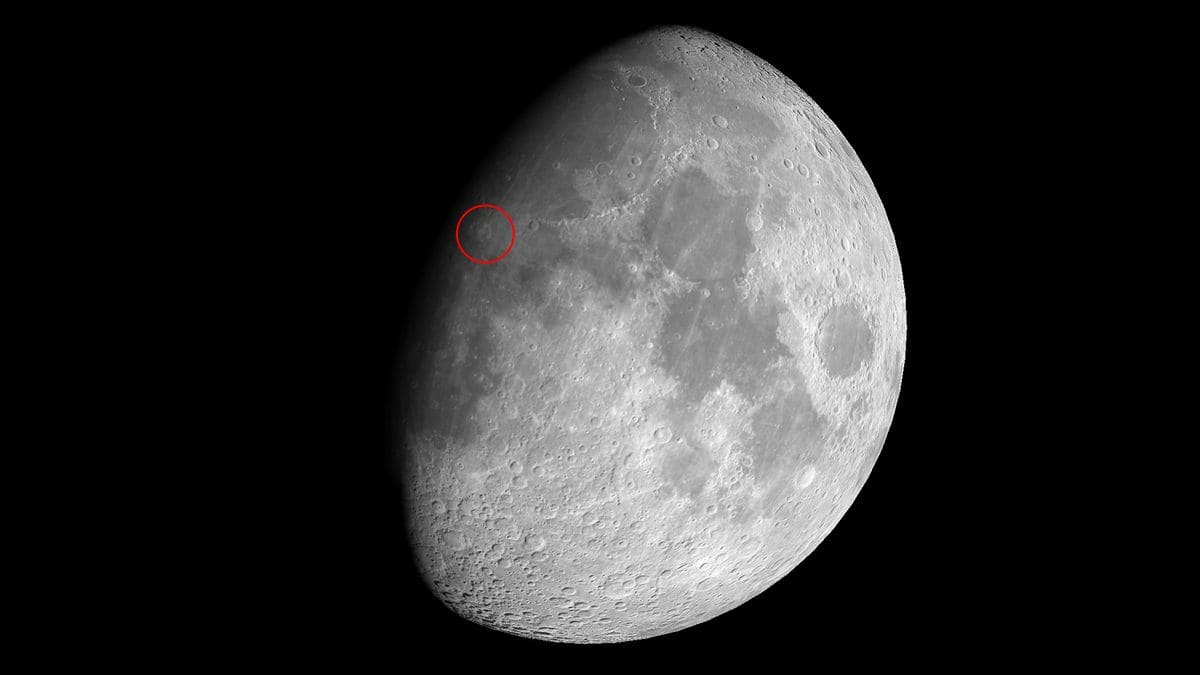 observing the Moon with a telescope 