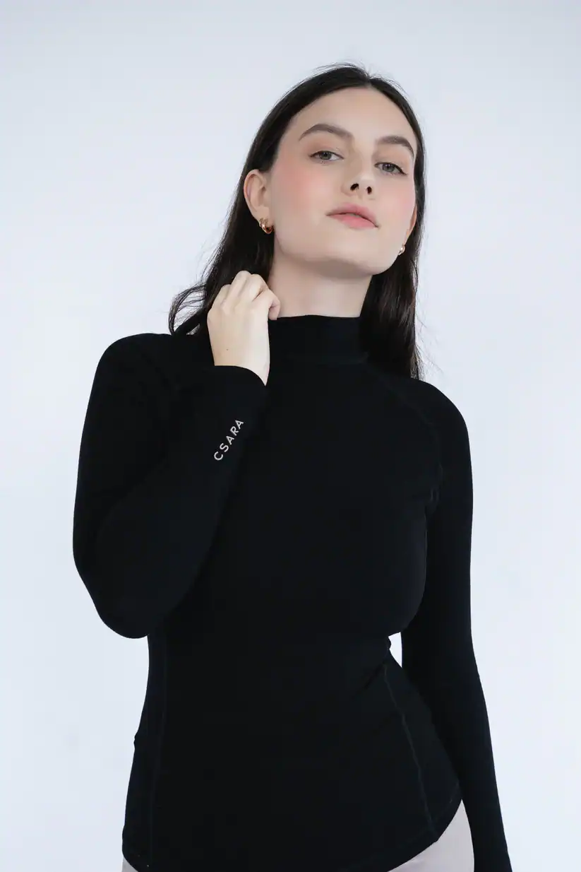 csara-warmcore-baselayer-black-model-full