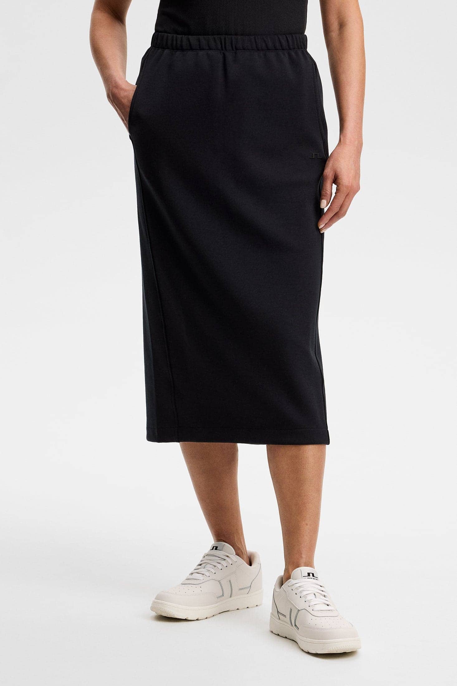 j-lindeberg-paula-jerseysweat-skirt-black-1-1