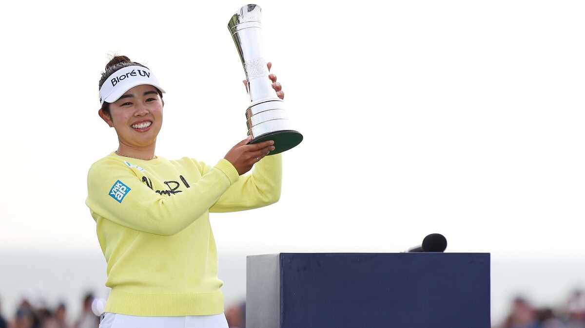 Miyu Yamashita with the Women's Open trophey at Royal Porthwawl
