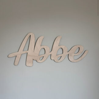 Personlig namnskylt i trä för barnrum