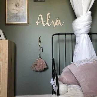 Personlig namnskylt i trä för barnrum