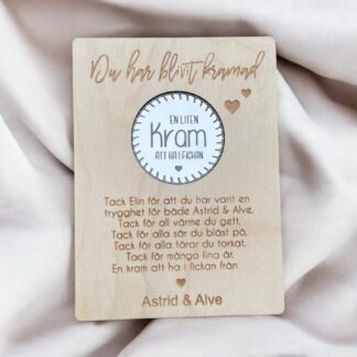 En liten kram + textbricka