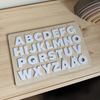 Alfabetspussel i trä och akryl till barnrum