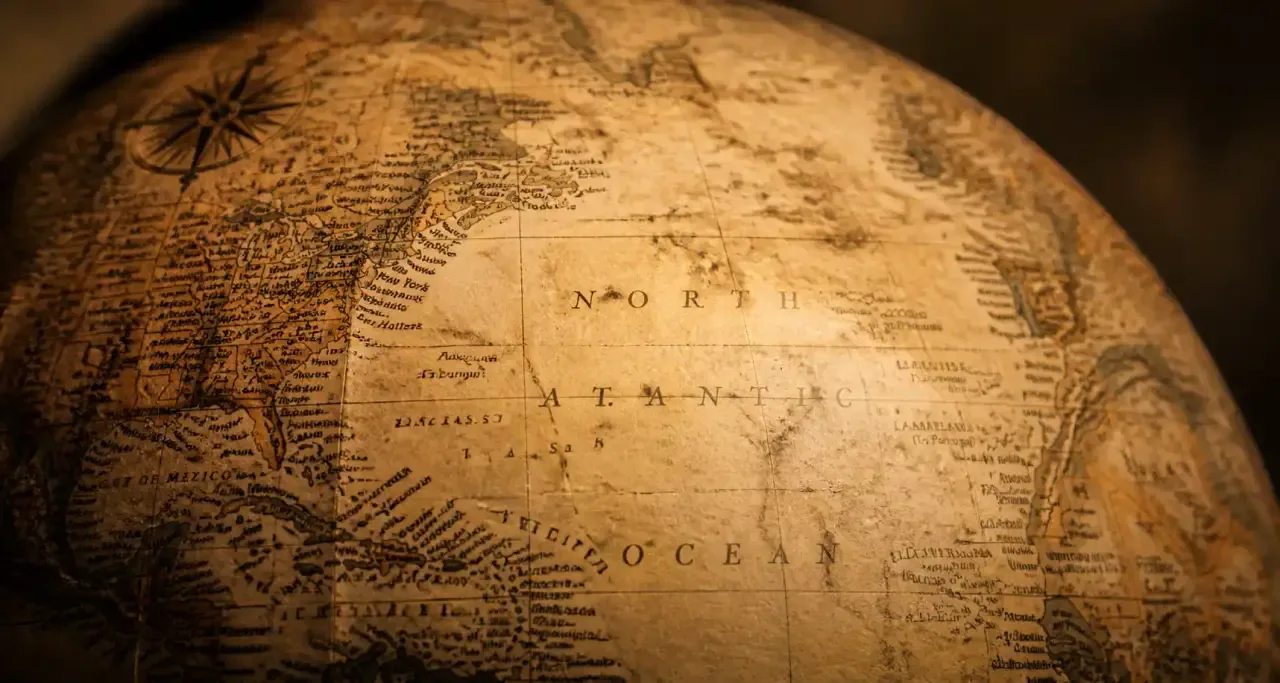 Gros plan sur une mappemonde ancienne aux tons sépia