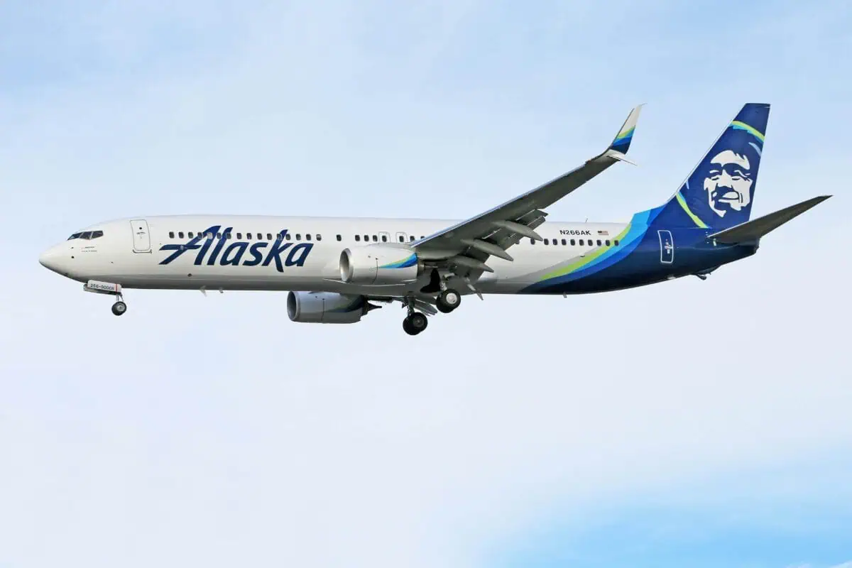 Alaska Airlines Boeing 737 in flight, illustrating the airline’s pet travel policy for in-cabin and cargo pets.