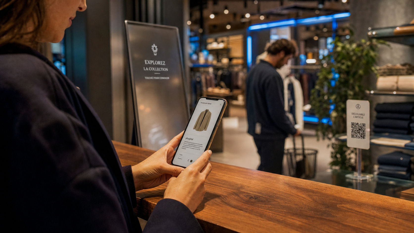 Phygitale définition : boutique phygital, smartphone, borne tactile, QR code
