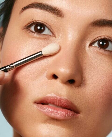 large-main_Woman_applying_makeup