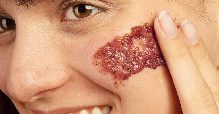 main_woman_using_face_scrub