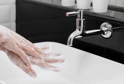 main_hands_washing_with_lots_of_foam_and_bubbles