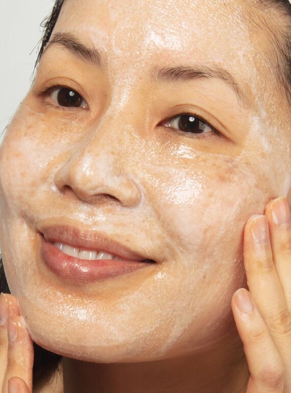 1FRWGC_RoseWaterGelCleanser_SwatchonSkin