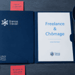 bureau avec dossier freelance et chomage