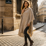 Poncho tricot femme beige sur femme élégante à Paris