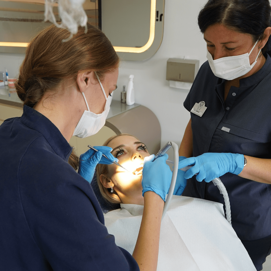 Professionel tandrensning og undersøgelse hos Alanya Dental Service i Tyrkiet
