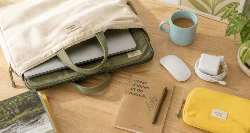 Sacoche pour ordinateur crème avec accessoires sur bureau