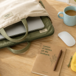 Sacoche pour ordinateur crème avec accessoires sur bureau