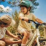 taille velo 8 ans enfant casque vert piste cyclable