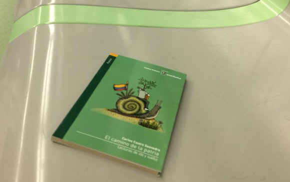 En el día del idioma, el Metro de Medellín regaló libros a sus usuarios