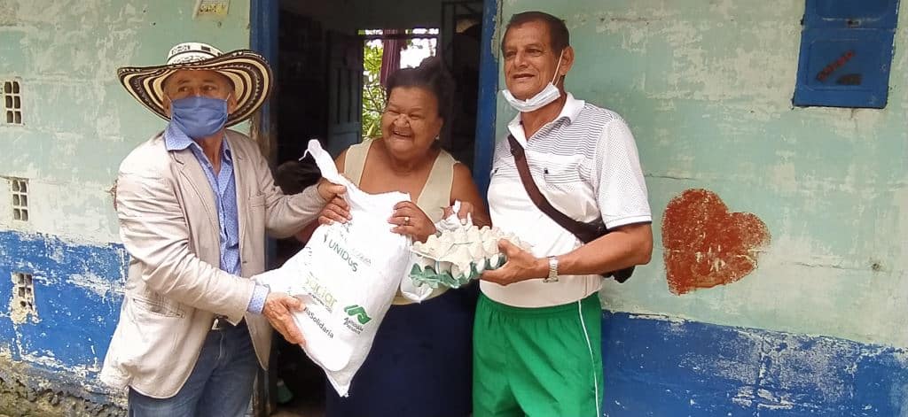Maceo dona mercados a habitantes