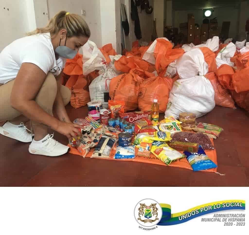 La alcaldía de Hispania entrega kit alimentarios.