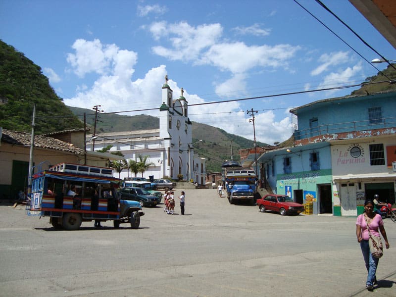 Mantenimiento en las vías de Uramita