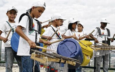 Música con materiales reciclables en San Vicente