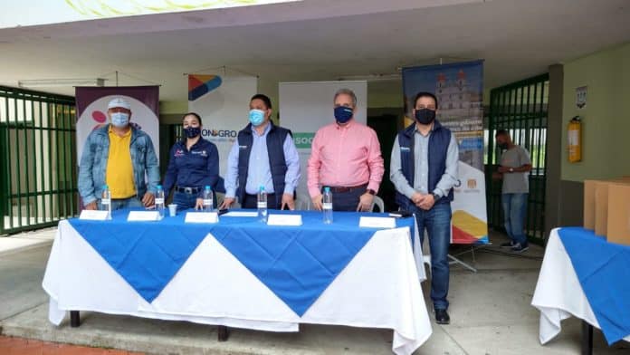 En Rionegro se entregó tabletas y computadores a estudiante de la vereda La Playa