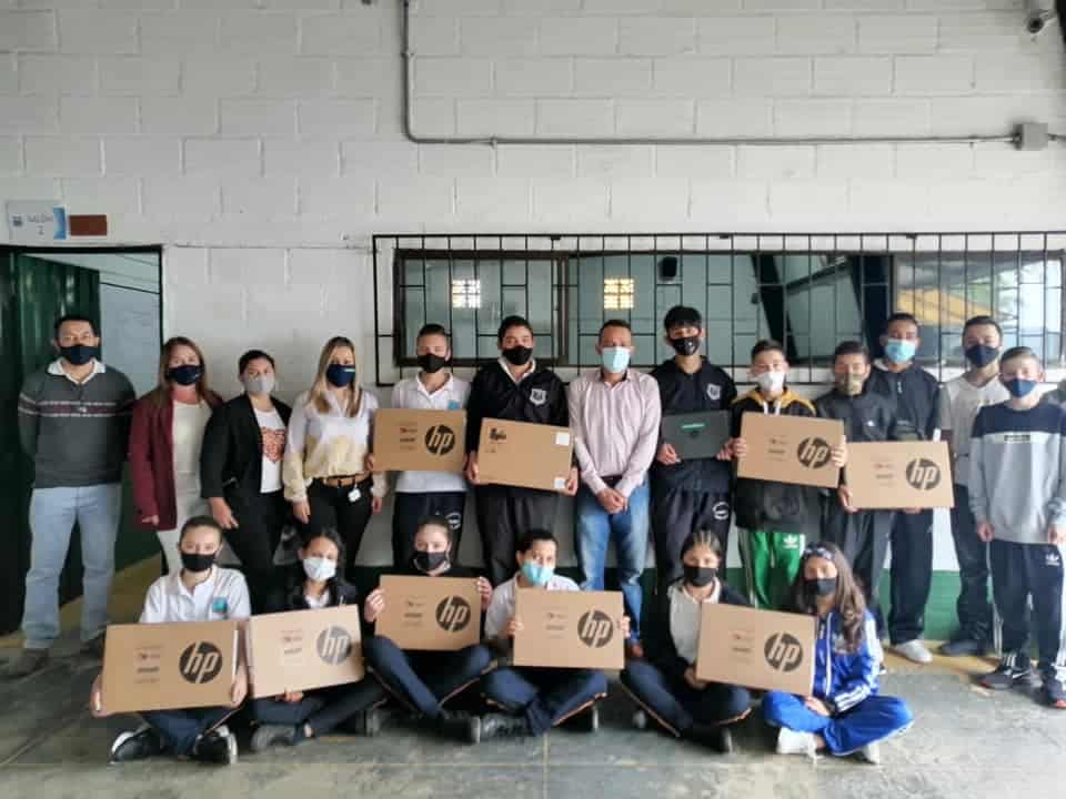 20 computadores donados al colegio del corregimiento San José en La Ceja