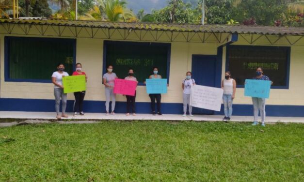 En Nariño algunos padres de familia realizaron una protesta en la entrada del colegio Puerto Venus por supuestas irregularidades