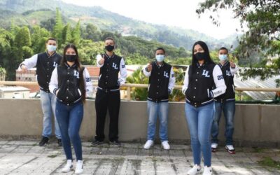 Estudiantes de 11° de Itagüí reciben chaquetas Prom 2021
