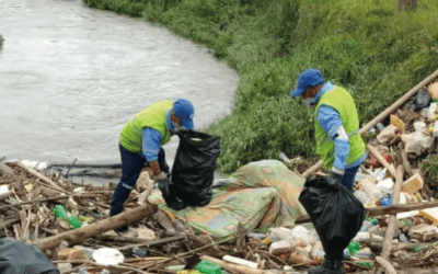 En La Ceja hallaron maderas, colchones, botellas y otros elementos en fuentes hídricas