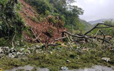 Deslizamiento de tierra en la autopista Medellín-Bogotá a la altura de San Luis